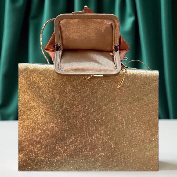 Vintage Elegant Gold Lamé Clutch with Coin Purse & Chain Strap - Picture 12 of 13